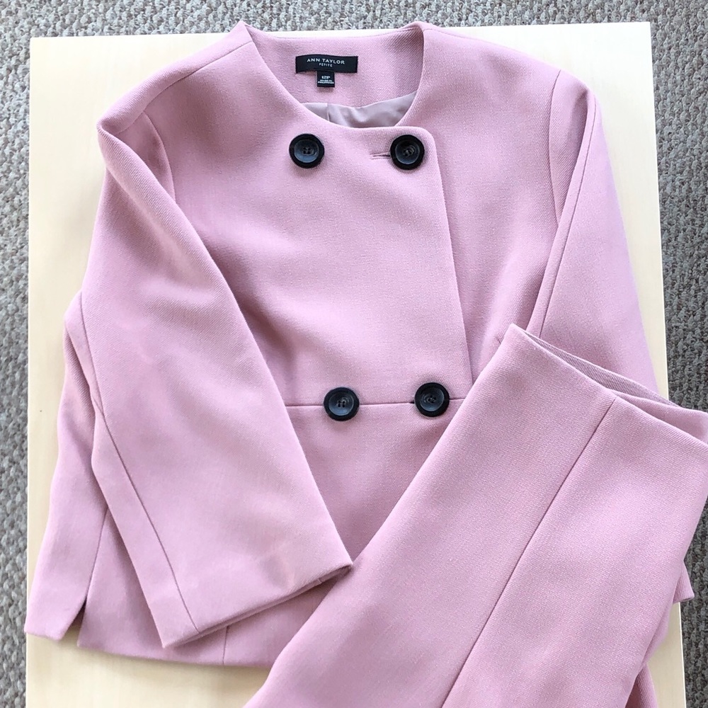Gorgeous Ann Taylor skirt suit